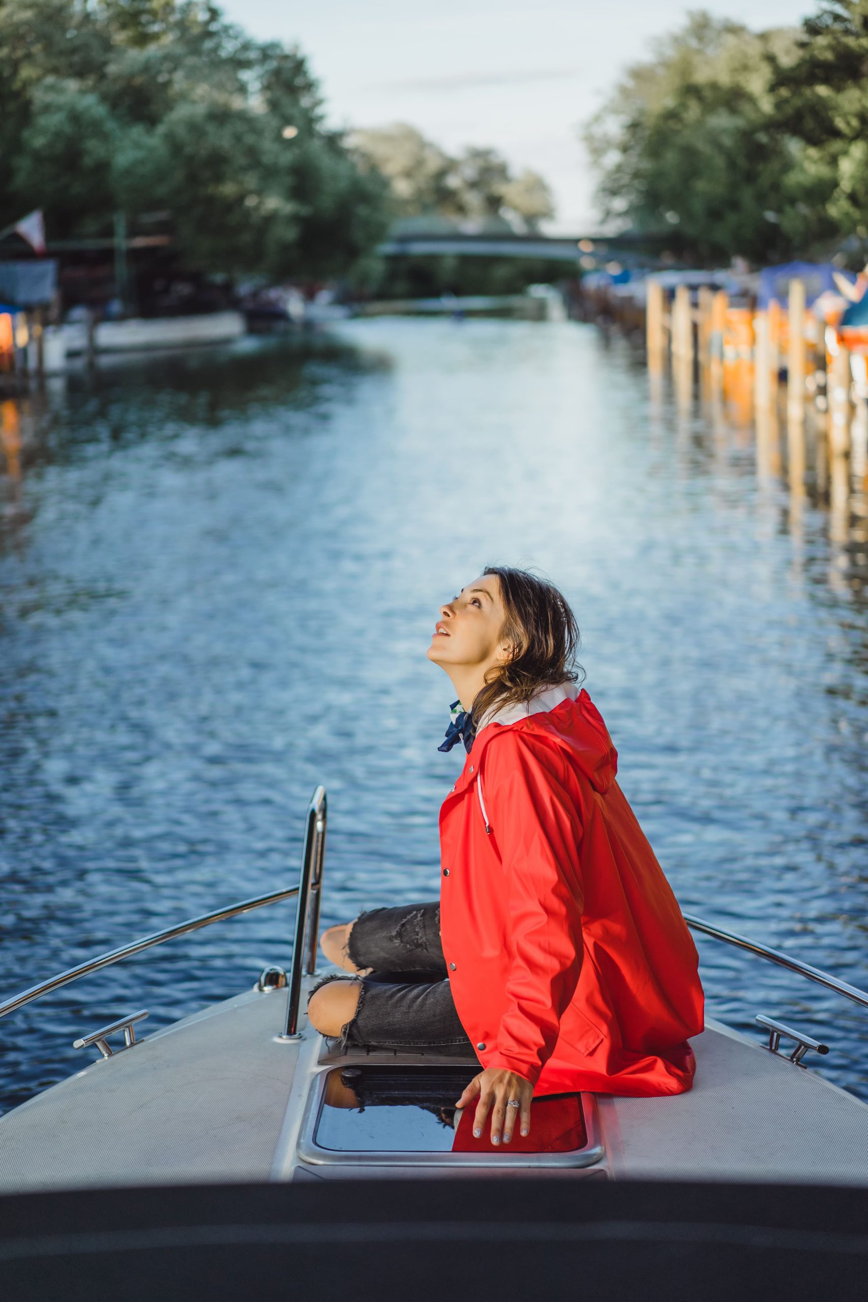 Belle femme proue bateau