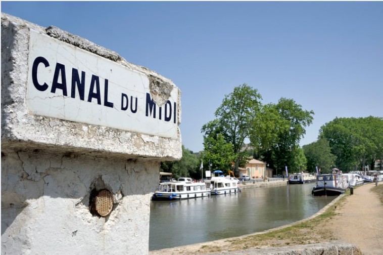 Paysage canal du midi avec panneau en pierre