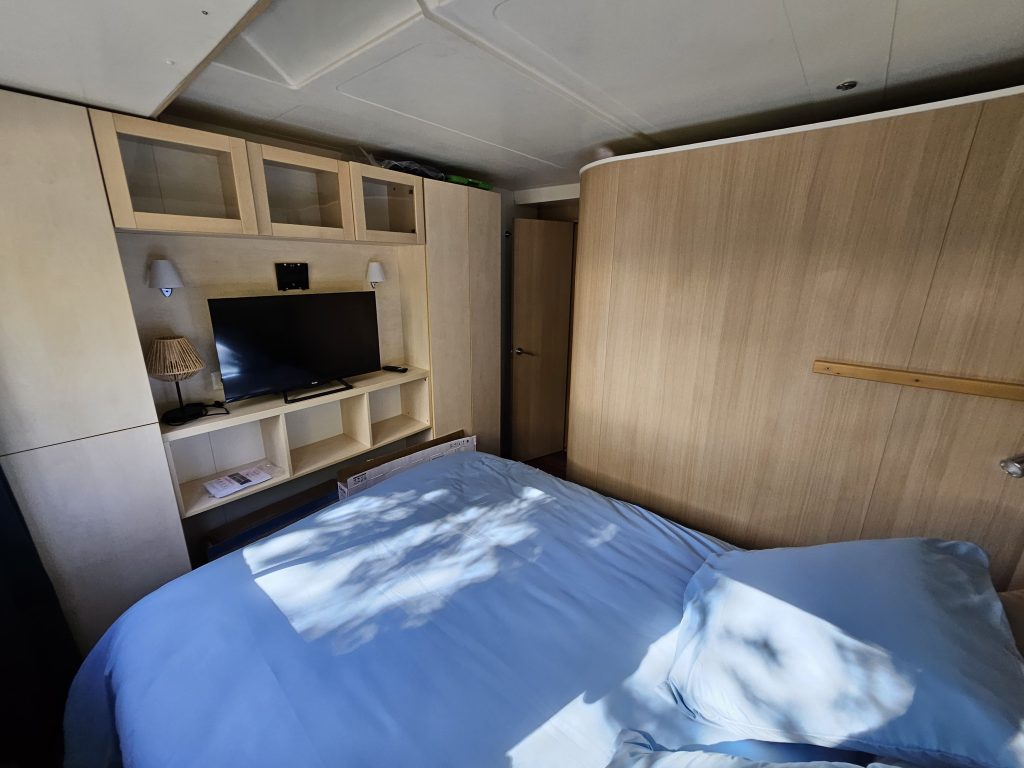 Photo cabine bateau avec télévision