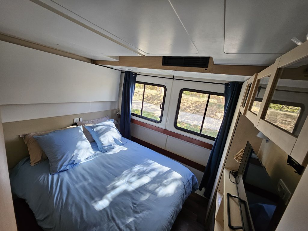 Cabine bateau vue canal du midi