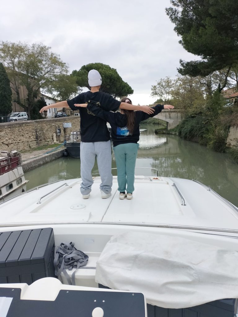 Enfant sur bateau Cana du midi
